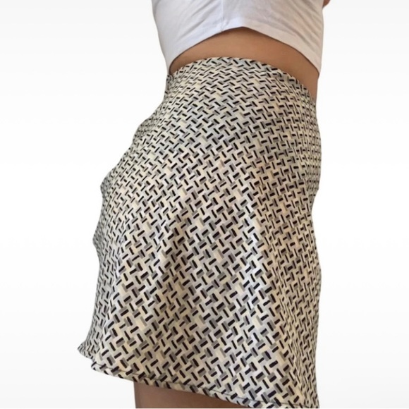 🌻Gorgeous Spring mini skirt🌻 - Picture 3 of 4